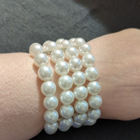 None Jewelry - White Faux Pearl Beaded Stretchy Elastic Statement Bracelet
